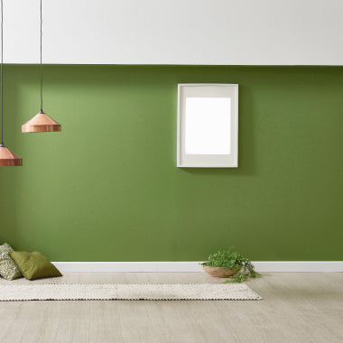 緑色の壁、白っぽい床のおしゃれな部屋